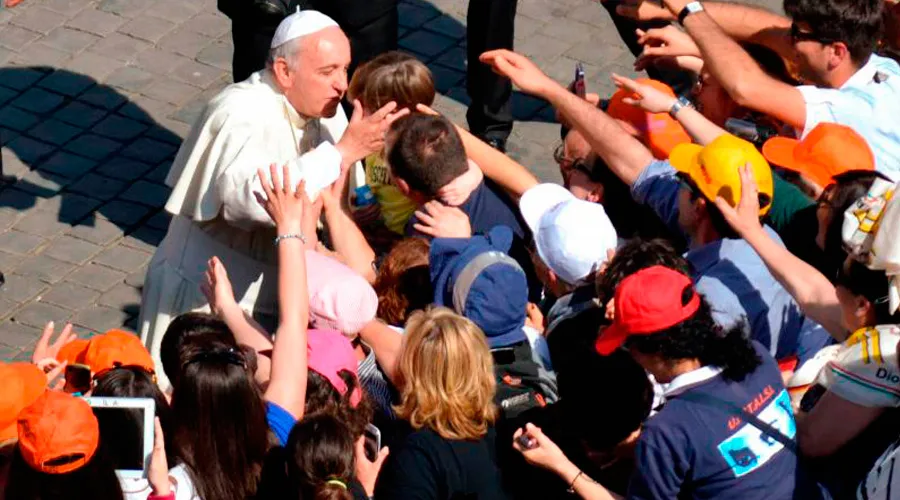 Papa Francisco saluda a un niño en la Plaza de San Pedro. Foto: Daniel Ibáñez / ACI Prensa