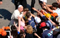 Papa Francisco junto a niños. Foto: Daniel Ibáñez / ACI Prensa