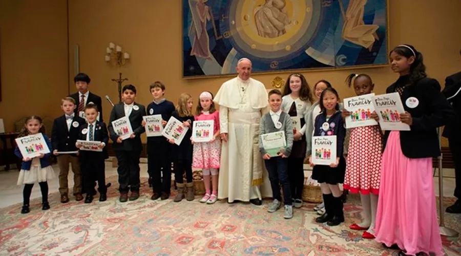 El Papa Francisco con un grupo de niños el 22 de febrero. Foto L'Osservatore Romano?w=200&h=150