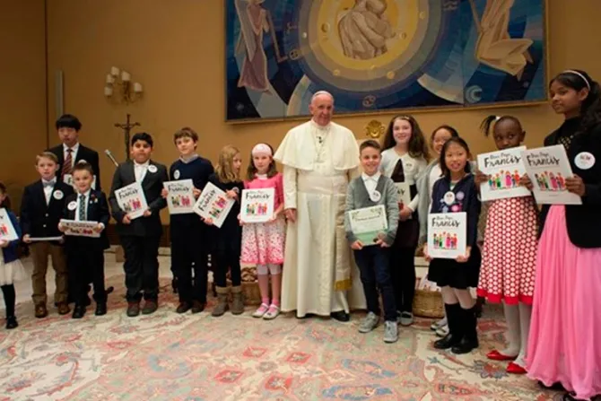 Papa Francisco cuenta a los niños quiénes son los tres santos que le “llegan al corazón”