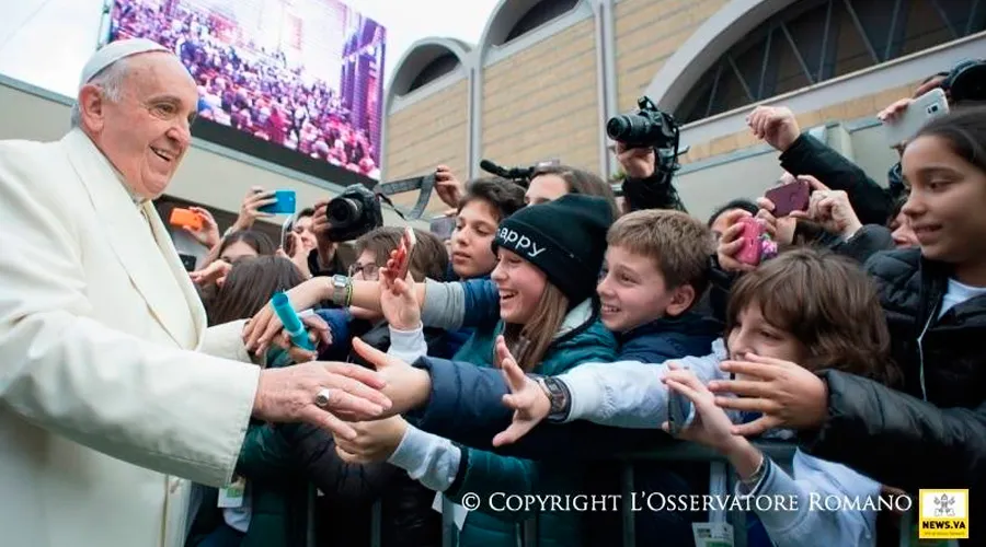 El Papa Francisco saluda a los niños en la visita a la parroquia de Roma ayer por la tarde (Foto L'Osservatore Romano)?w=200&h=150