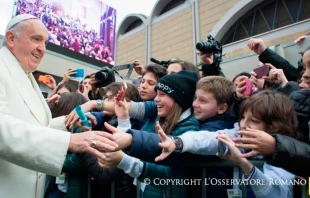 El Papa Francisco saluda a los niu00f1os en la visita a la parroquia de Roma ayer por la tarde (Foto L'Osservatore Romano) 