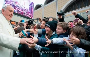 El Papa Francisco saluda a los niños en la visita a la parroquia de Roma ayer por la tarde (Foto L'Osservatore Romano) 