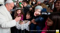 Papa Francisco con niños (foto referencial) / L'Osservatore Romano