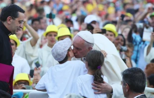 Francisco saluda a unos niu00f1os en el encuentro de monaguillos - Foto: Petrik Bohumil (ACI Prensa) 