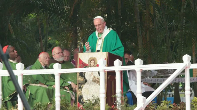 El Papa Francisco lee la homilía de la Misa que presidió esta mañana en la Plaza de la Revolución. Foto: Eduardo Berdejo / ACI Prensa