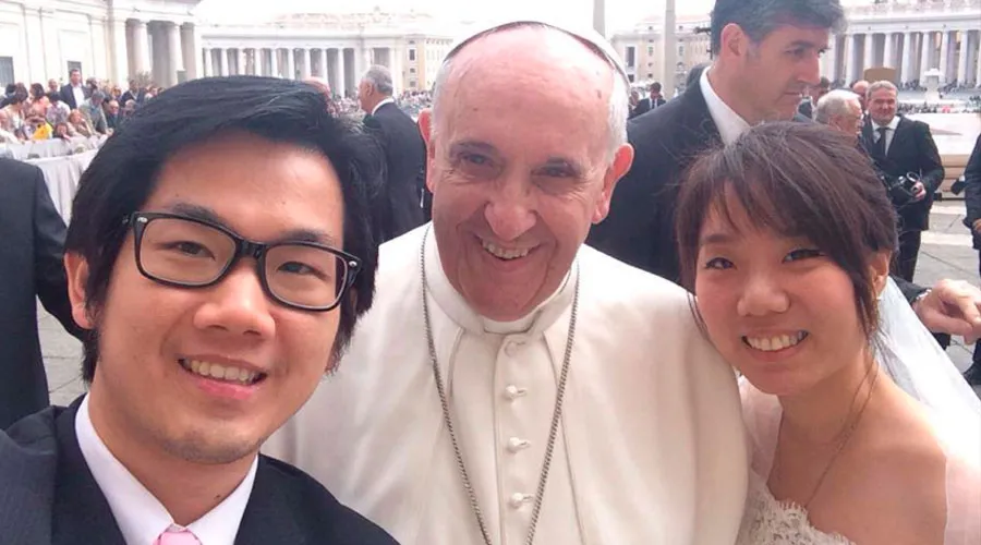 Selfie del Papa Francisco con novios - Crédito: Pope Report - Facebook