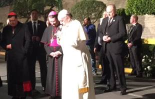 Papa Francisco en la puerta de la Nunciatura /  Foto: David Ramos (ACI Prensa) 