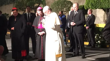 VIDEO: El Papa rompe protocolo en México y sale de la Nunciatura para rezar con los fieles