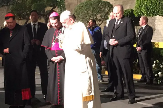 VIDEO: El Papa rompe protocolo en México y sale de la Nunciatura para rezar con los fieles