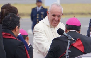 Papa Francisco saluda a obispos a su llegada a Ecuador, el 5 de juli. Foto: David Ramos / ACI Prensa. 