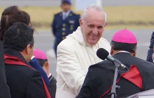 Papa Francisco saluda a obispos a su llegada a Ecuador, el 5 de juli. Foto: David Ramos / ACI Prensa. 