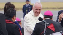 Papa Francisco saluda a obispos a su llegada a Ecuador, el 5 de juli. Foto: David Ramos / ACI Prensa.