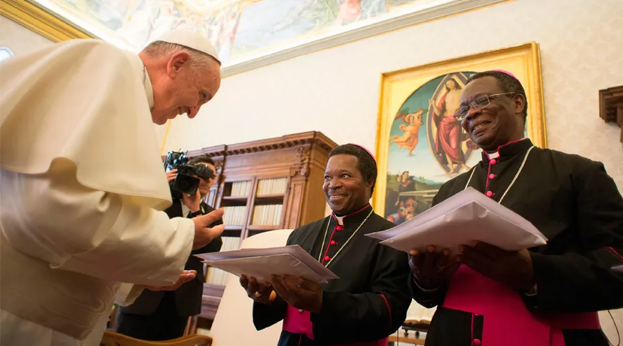 Papa Francisco y Obispos de Benin. Foto: L'Osservatore Romano.?w=200&h=150