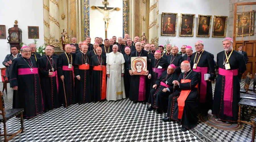 El Papa Francisco con los obispos en el encuentro de hoy en la Catedral de Santiago / CrÃ©dito: Vatican Media - ACI Prensa