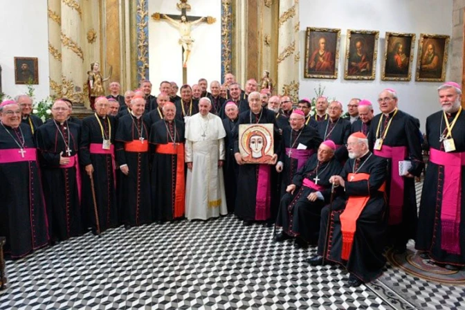 El Papa a obispos: Si el pastor anda disperso las ovejas estarán a merced de los lobos