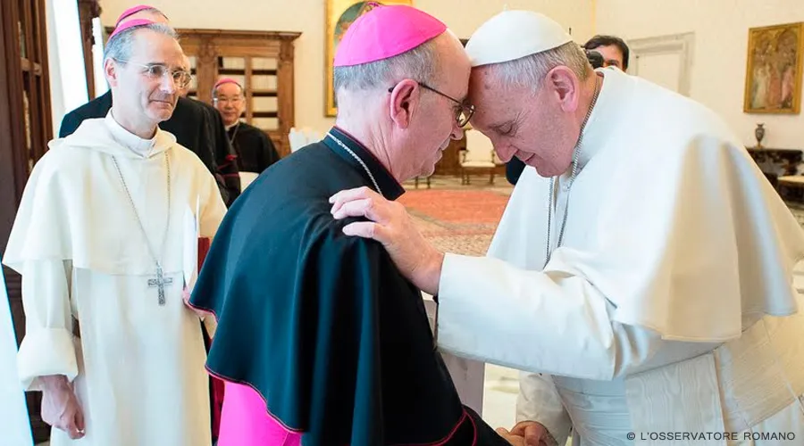El Papa Francisco saluda a un Obispo de Libia. Foto L'Osservatore Romano