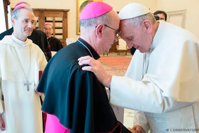 El gesto cercano del Papa Francisco con un Obispo de Libia tras masacre de 21 coptos