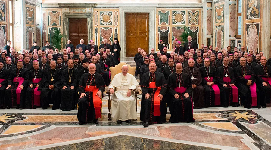 El Papa Francisco y los obispos reunidos en la Sala Clementina del Vaticano. Foto: L'Osservatore Romano?w=200&h=150