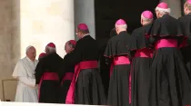 El Papa Francisco saluda a un grupo de obispos (Foto Daniel Ibáñez / ACI Prensa)