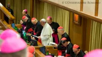 El Papa Francisco en el aula del Sínodo con algunos obispos (Foto L'Osservatore Romano)