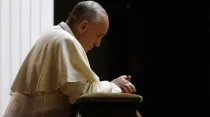 El Papa Francisco reza. Foto: Vatican Media
