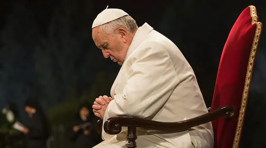 Imagen de archivo, el Papa Francisco en oración. Foto: Vatican Media