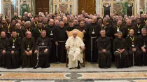 Papa Francisco con miembros de la Orden de Frailes Menores / Foto: L'Osservatore Romano