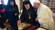 Delegación del Patriarcado Ecuménico de Constantinopla y el Papa Francisco. Foto: L'Osservatore Romano.