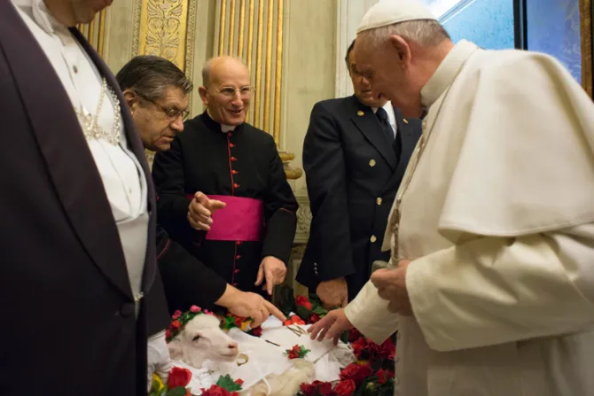 VIDEO: Presentan al Papa corderos en la fiesta de Santa Inés