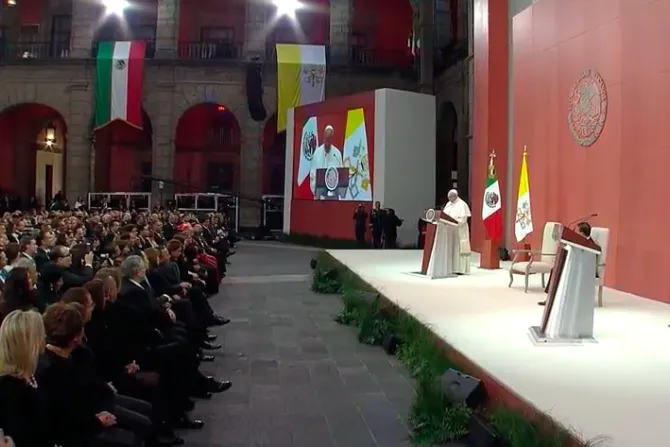 VIDEO: Francisco se convierte en el primer Papa que visita el Palacio Nacional de México