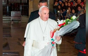 El Papa Francisco llevando flores en Santa Maru00eda la Mayor / Cru00e9dito : Lu00b4Osservatore Romano  Lu00b4Osservatore Romano