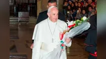 El Papa Francisco llevando flores en Santa María la Mayor / Crédito : L´Osservatore Romano
