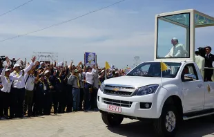 Papa Francisco saluda y bendice a asistentes a Parque Samanes, en Guayaquil. Foto: David Ramos / ACI Prensa. 