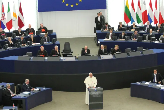 Papa Francisco defiende dignidad humana ante Parlamento Europeo