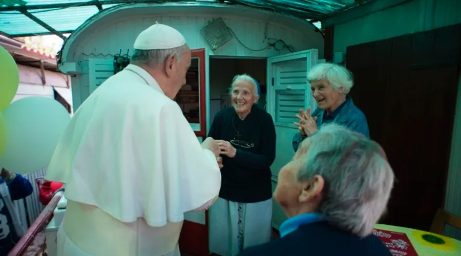 El Papa Francisco con ancianos / Crédito: L'Osservatore Romano?w=200&h=150