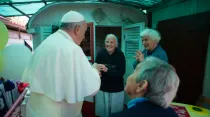 El Papa Francisco con ancianos / Crédito: L'Osservatore Romano