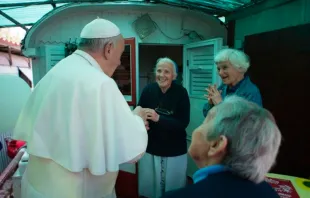 El Papa Francisco con ancianos / Crédito: L'Osservatore Romano 
