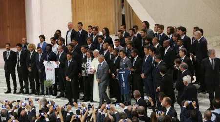 El Papa Francisco recibe en el Vaticano a Maradona y famosos futbolistas antes del “Partido por la Paz”