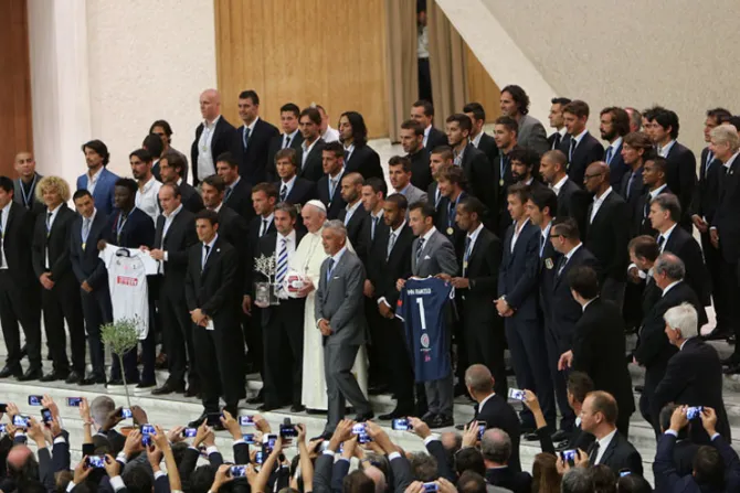 El Papa Francisco recibe en el Vaticano a Maradona y famosos futbolistas antes del “Partido por la Paz”