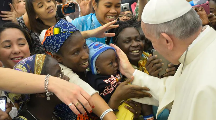 Foto : Papa Francisco con peregrinos / Crédito : L´ Osservatore Romano?w=200&h=150