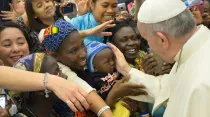 Foto : Papa Francisco con peregrinos / Crédito : L´ Osservatore Romano