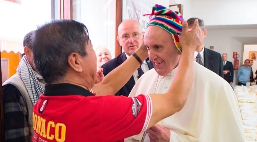 El Papa Francisco con el chullo que le obsequieron hoy. / Foto: L'Osservatore Romano?w=200&h=150
