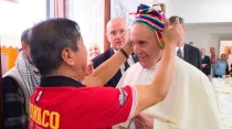 El Papa Francisco con el chullo que le obsequieron hoy. / Foto: L'Osservatore Romano