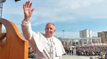 Papa Francisco saludando en la Plaza San Pedro / Foto: L'Osservatore Romano