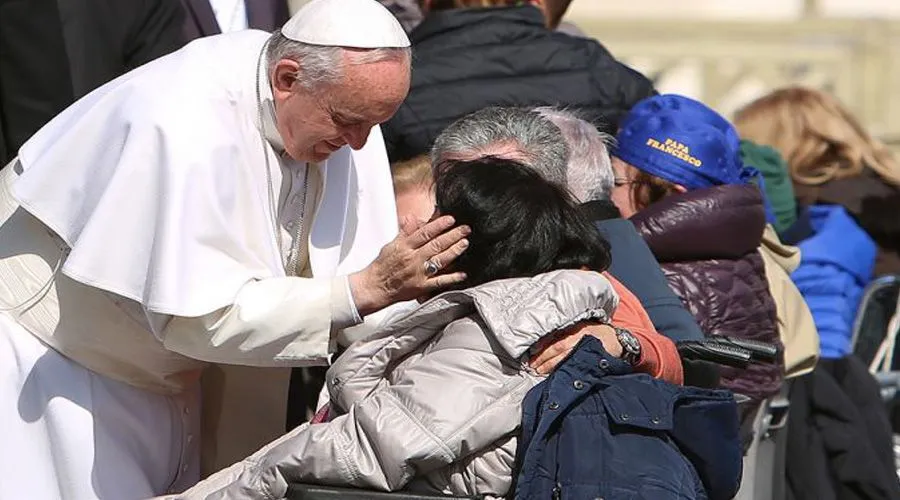 El Papa Francisco saluda y bendice a un grupo de pobres en el Vaticano - Foto: Daniel Ibáñez (ACI Prensa)?w=200&h=150