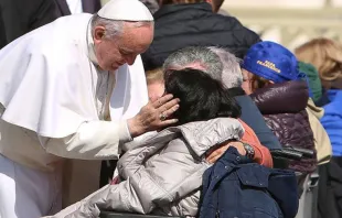 El Papa Francisco saluda y bendice a un grupo de pobres en el Vaticano - Foto: Daniel Ibáñez (ACI Prensa) 