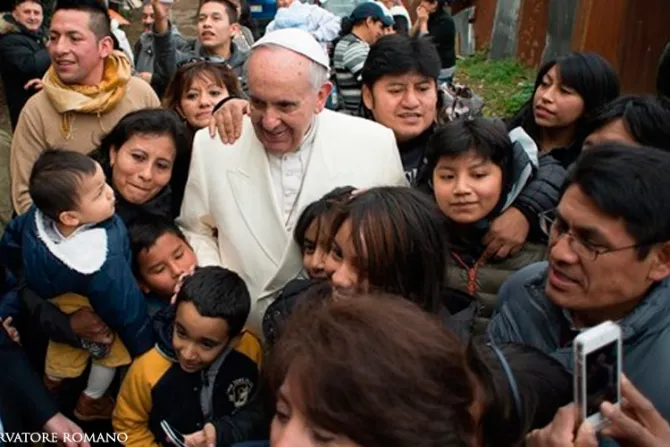 [VIDEO] Papa Francisco visita por sorpresa a inmigrantes pobres en la periferia de Roma