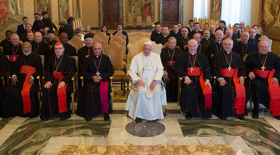 Papa Francisco con miembros del Pontificio Consejo para Nueva Evangelización / Foto: L'Osservatore Romano