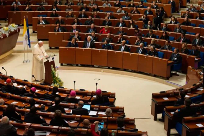 Papa Francisco recibe Premio Carlomagno por su compromiso por la paz